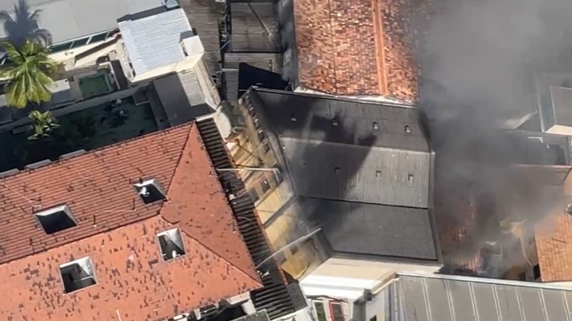 Incêndio atinge galpão de fantasias no RJ