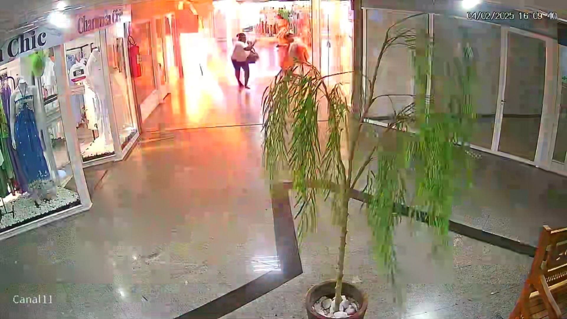 Mulher explode loja de shopping no Rio