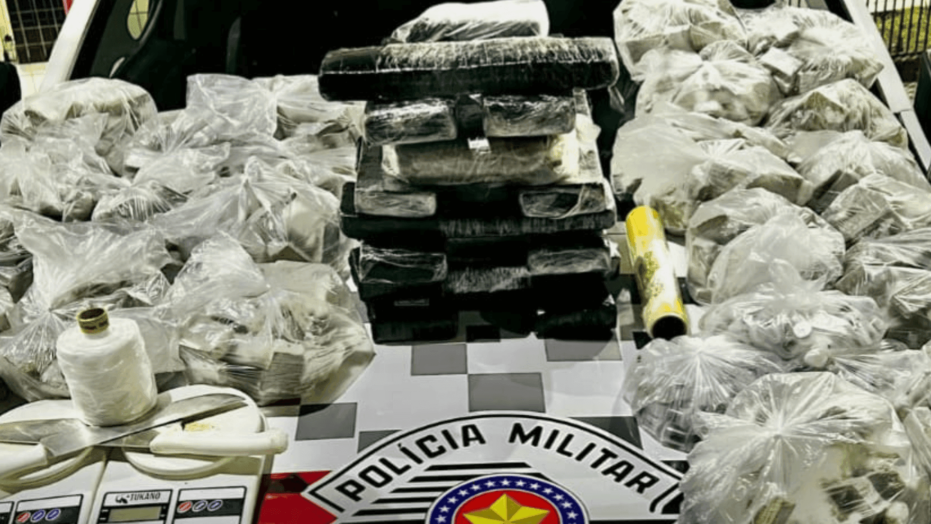 Jovem de 18 anos é preso com 40 kg de drogas em Pindamonhangaba