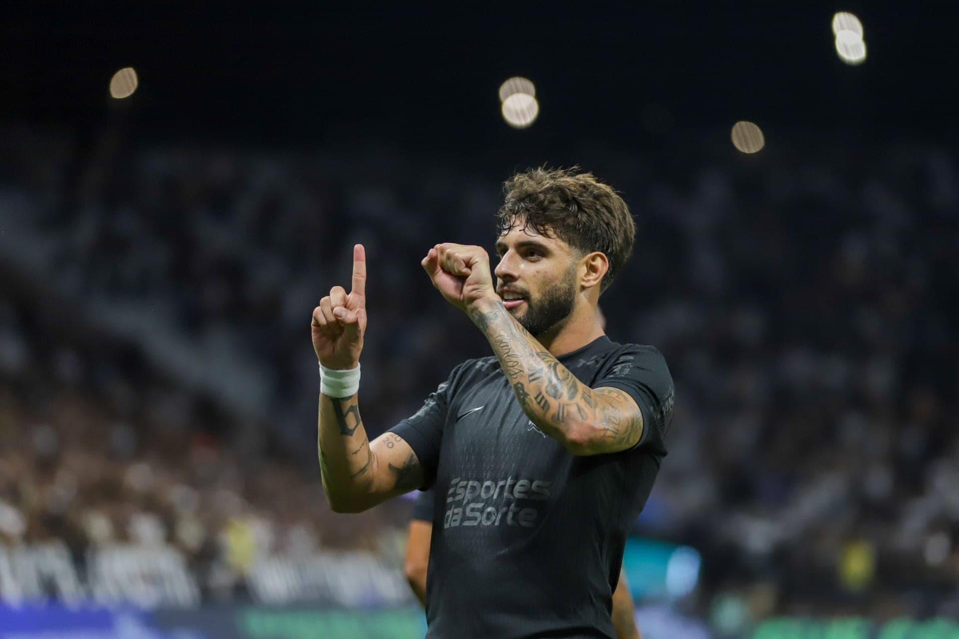 Yuri Alberto comemora gol 100 na carreira
