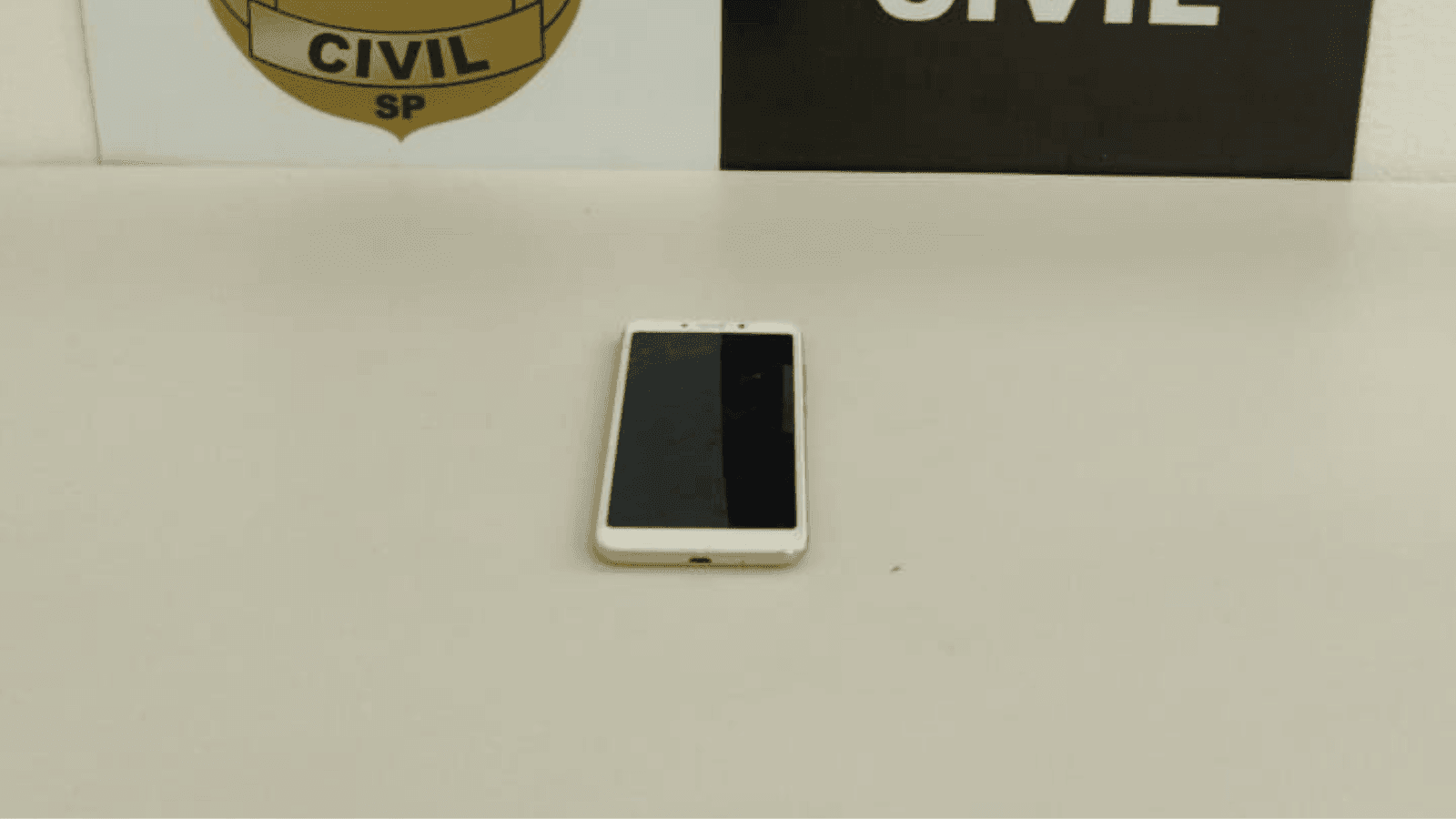 O celular de um dos suspeitos foi apreendido