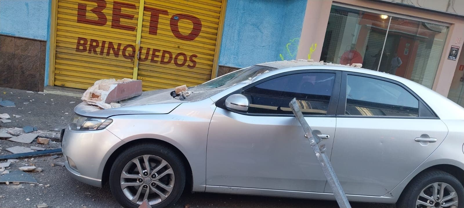 Ônibus de viagem colide com fiação e danifica carros em Pindamonhangaba
