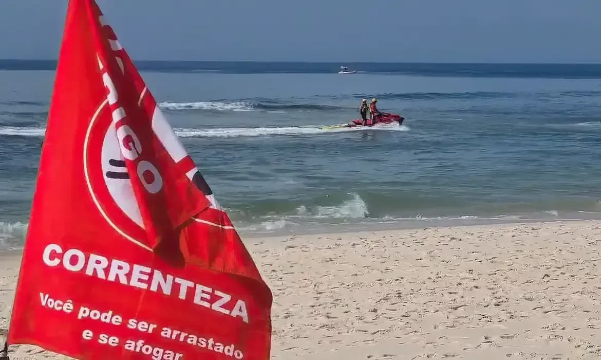 Bombeiros fazem busca por homem que desapareceu na Praia do Leme