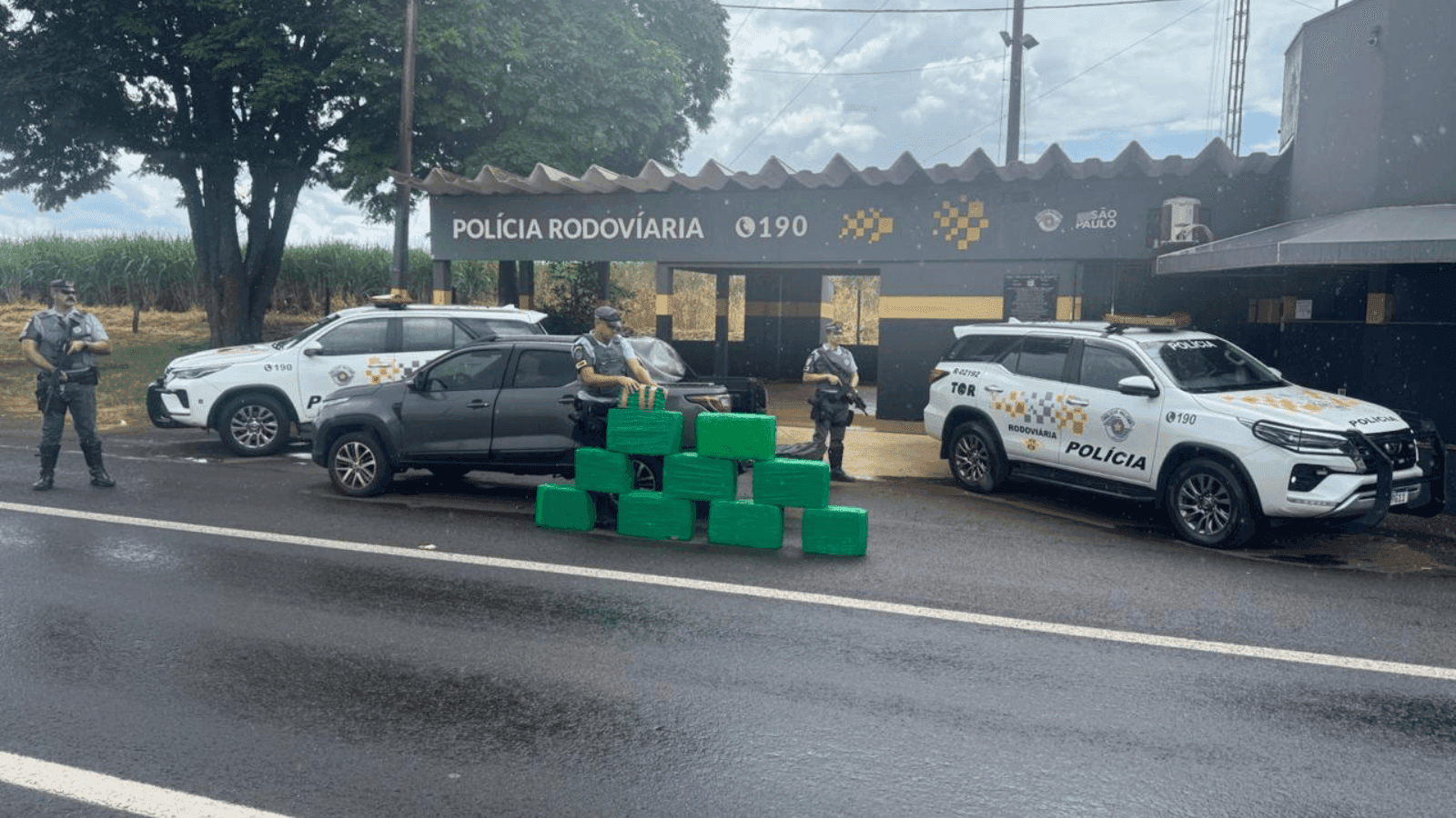 O motorista abandonou o carro e fugiu