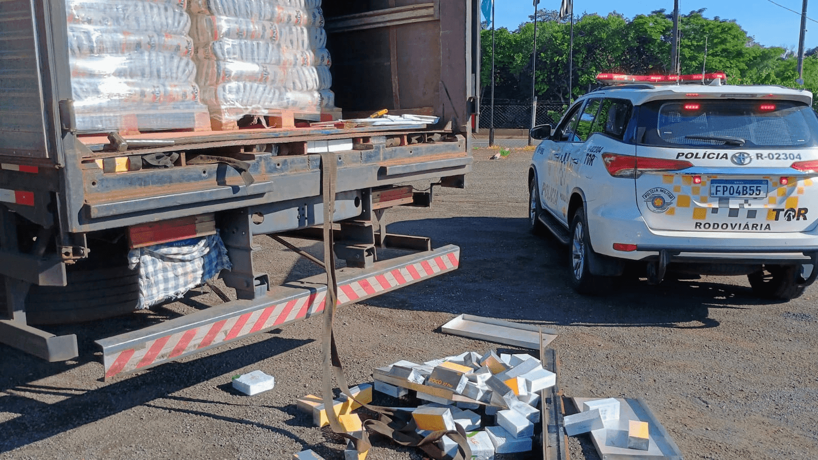 Os policiais apreenderam 970 celulares