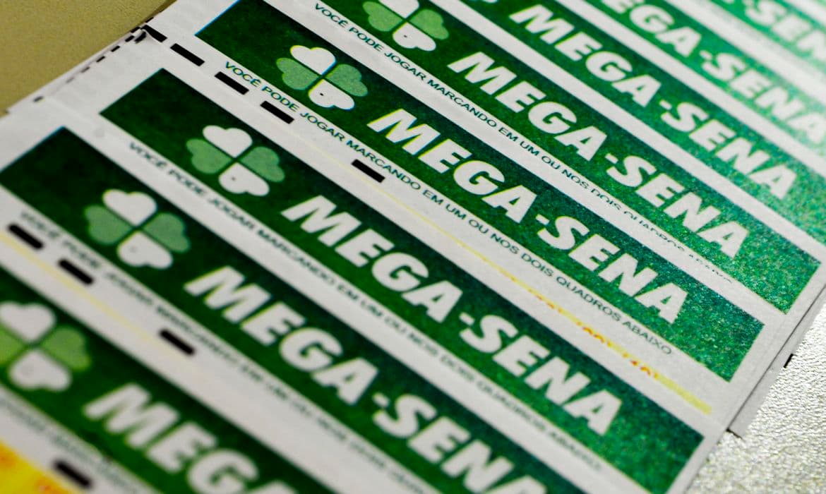 Aposta mínima da Mega-Sena, com seis dezenas, custa R$ 5 e pode ser feita na internet