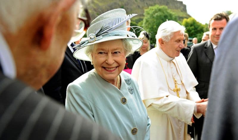 Elizabeth II e Bento XVI caminham pelos jardins do Palácio de Holyroodhouse, em Edimburgo