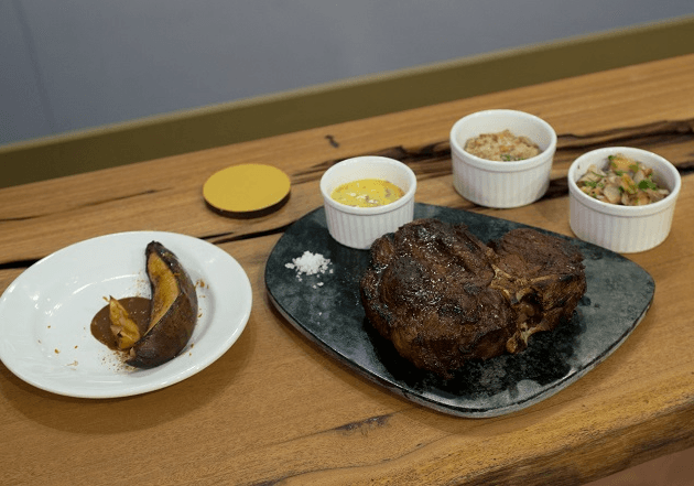 Porterhouse com vinagrete de abacaxi, molho béarnaise, farofa de castanha-do-Brasil e banana assada com doce de leite