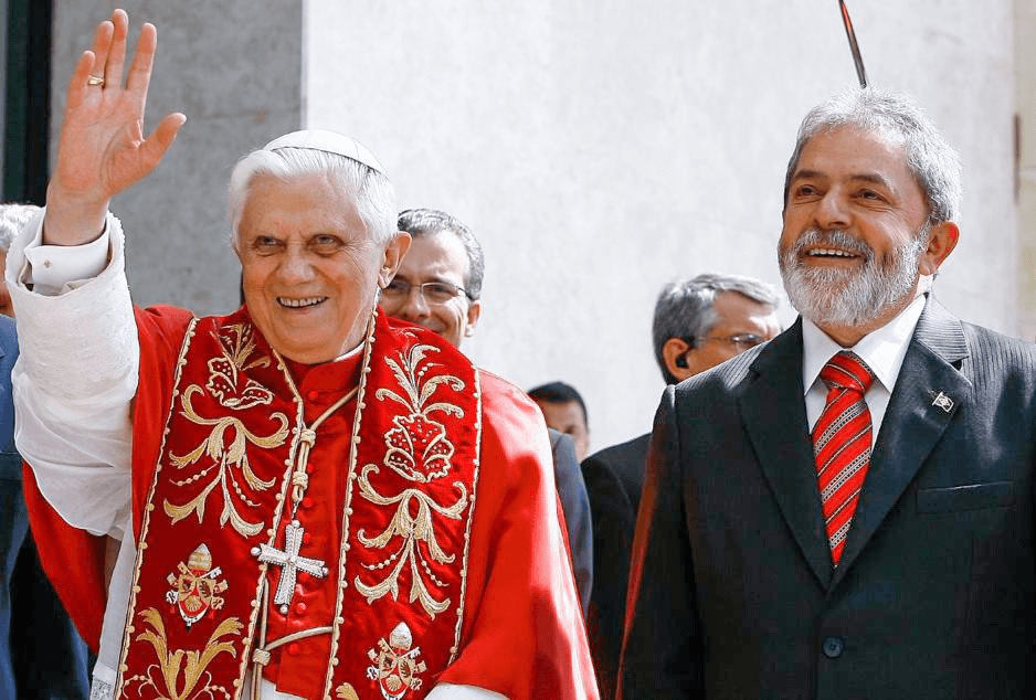 Bento XVI e Lula durante encontro entre eles