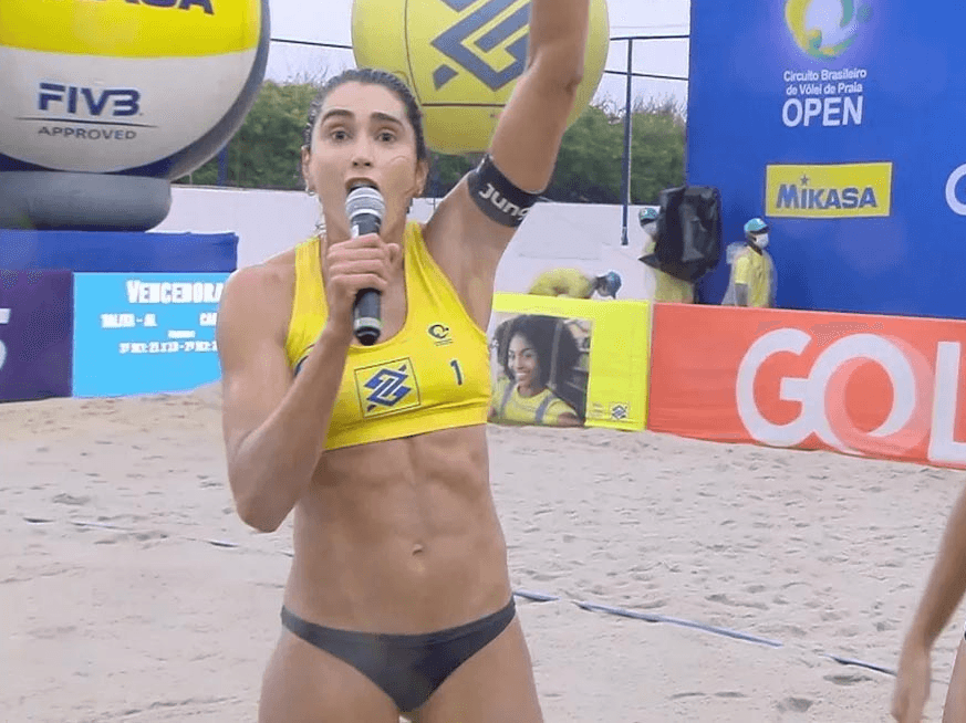 Carol Solberg no momento em que gritou 'fora, Bolsonaro'