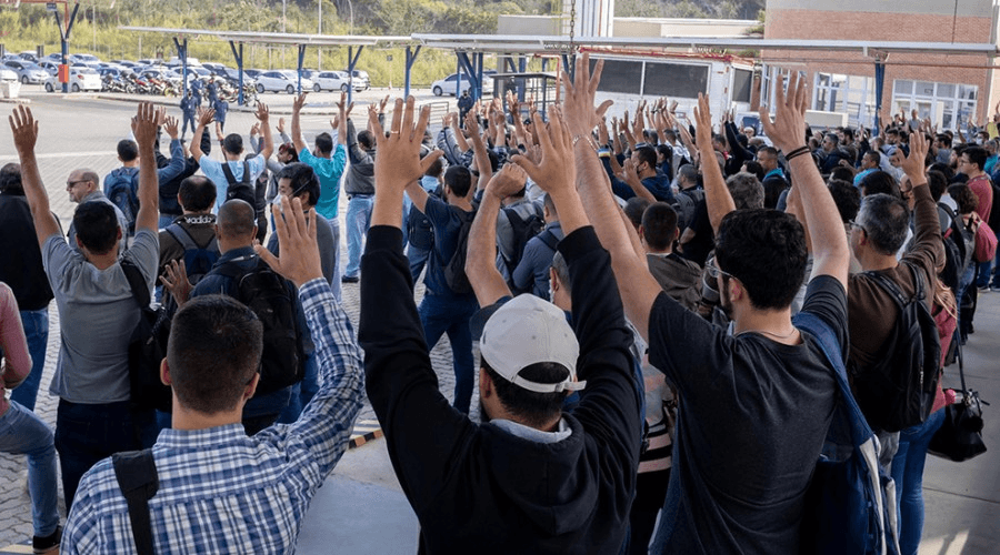 Trabalhadores durante assembleia na Avibras