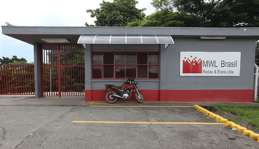 Um grupo de cerca de 200 pessoas também foram demitidas da fábrica da MWL em Caçapava