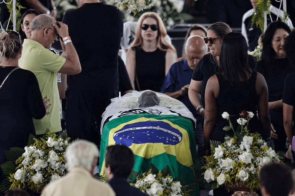 Velório de Pelé é realizado no gramado da Vila Belmiro