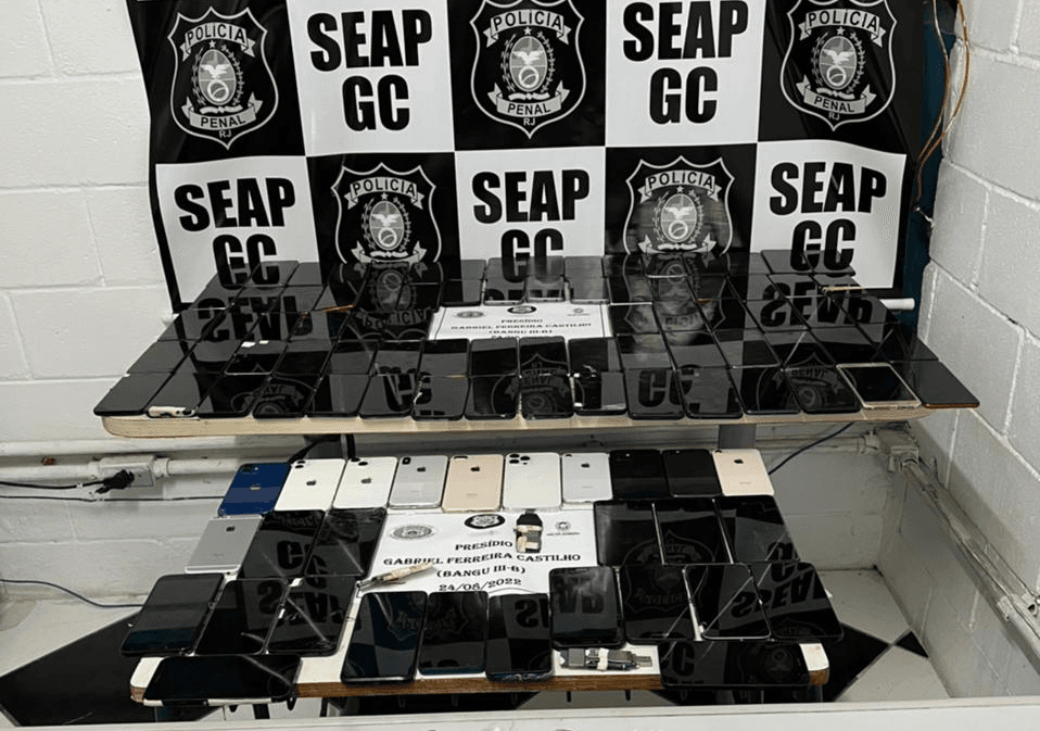 Os agentes encontraram também drogas e três roteadores de Wi-Fi