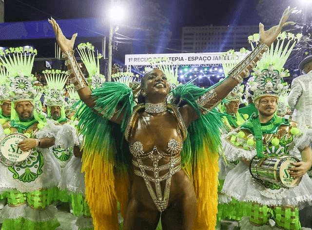 Iza como rainha de bateria da Imperatriz Leopoldinense