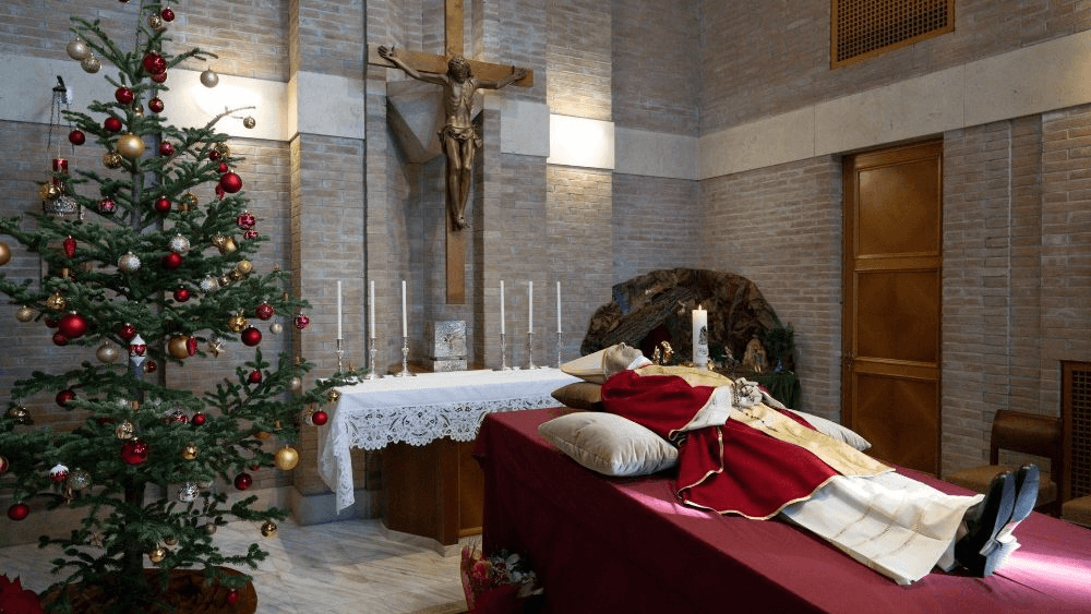 Corpo de Papa Bento XVI é preparado para exibição pública
