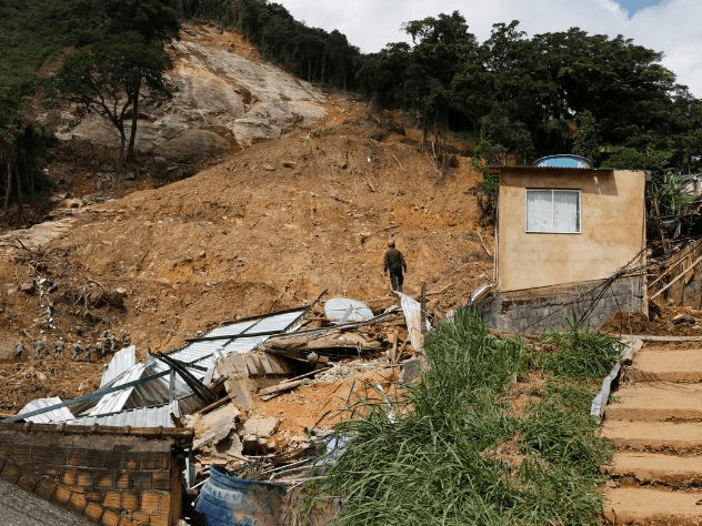 Equipes de resgatem atuam no Morro da Oficina, em Petrópolis