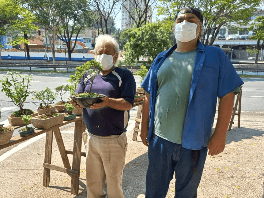 Onésimo (pai) e Douglas (filho) na esquina da Jafet com a Rua Embuaçu 