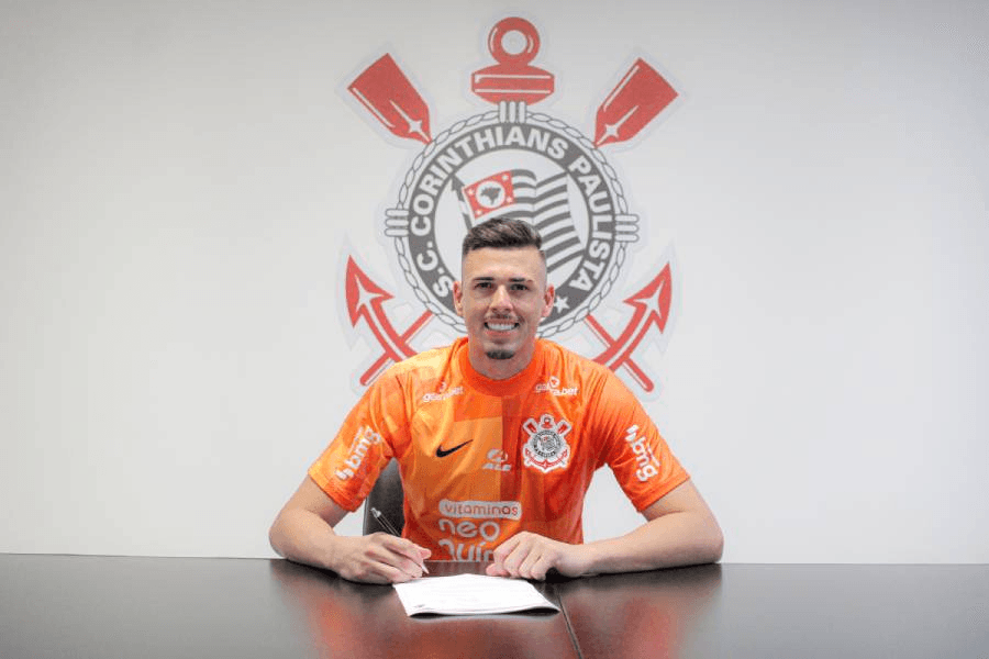 Ivan posa com a camisa do Corinthians: goleiro assinou até o fim de 2024