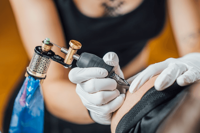 Quais alimentos evitar comer após fazer uma tatuagem? Veja lista