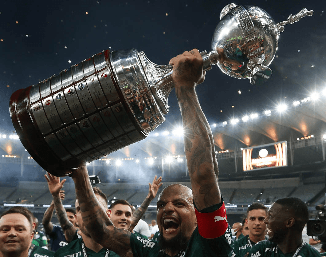 Felipe Melo é bicampeão da Libertadores pelo Palmeiras.