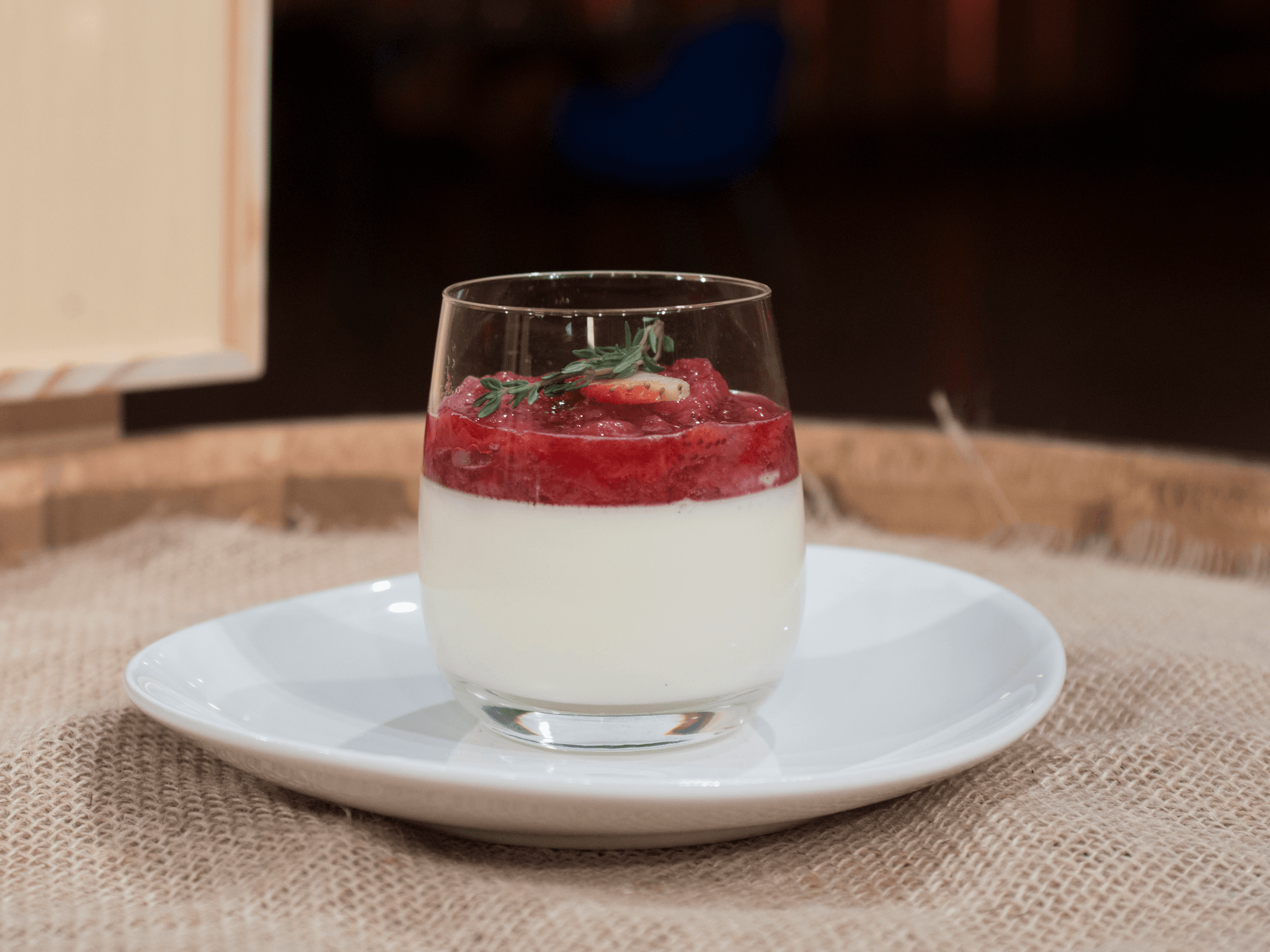 Aprenda a fazer panna cotta com calda de frutas vermelhas