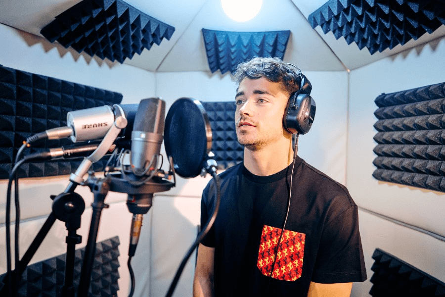 Charles Leclerc dá voz a personagem em versão italiana; Sainz dubla versão espanhola