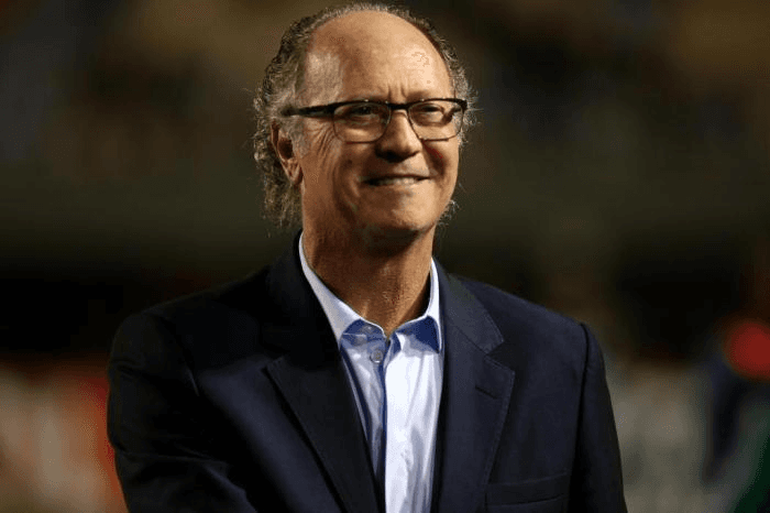 Santos anuncia contratação de Paulo Roberto Falcão 