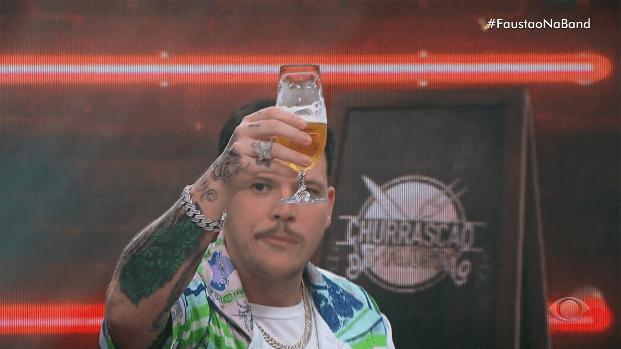 Ferrugem agradece Faustão por cerveja no palco