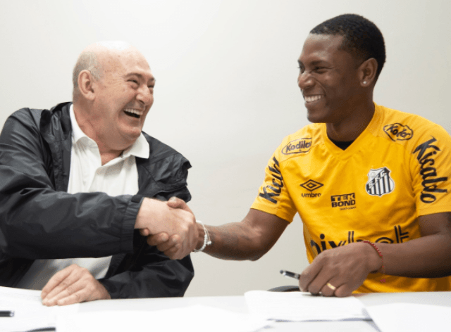 Presidente Andres Rueda assinou contrato com atacante Bryan Angulo neste sábado (2)