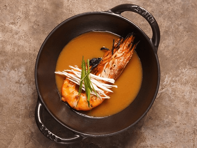 Camarão na brasa, pirão de tucupi, cogumelo, ora-pro-nobis e pimenta baniwa, do restaurante Banzeiro, do chef Felipe