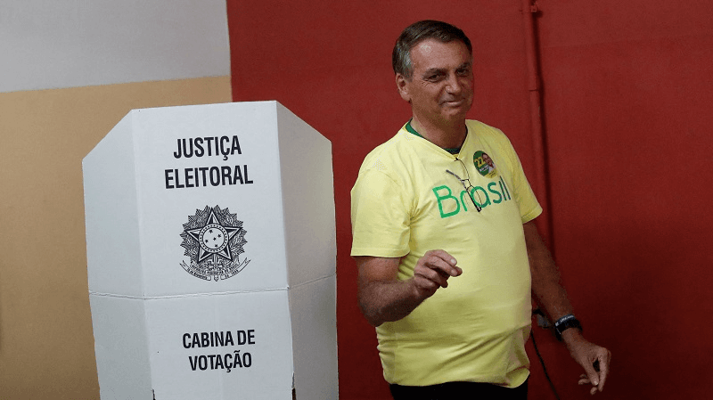 Bolsonaro deixa o Palácio da Alvorada após noite silenciosa