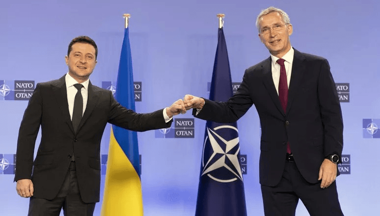 Volodymyr Zelensky cumprimenta o secretário-geral da Otan, Jens Stoltenberg