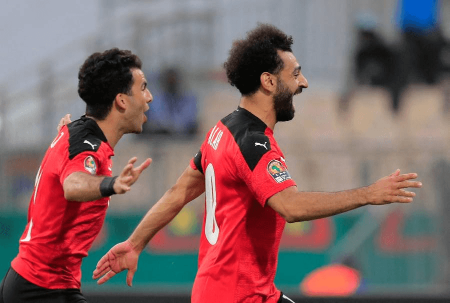 Salah (à dir.) comemora gol de Trezeguet, o da virada do Egito sobre o Marrocos