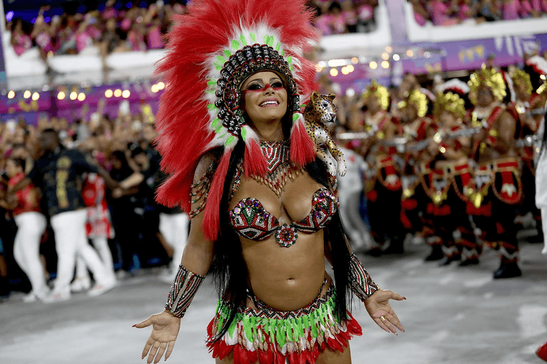 Grávida, Viviane Araújo desfila com a barriga de cinco meses à mostra
