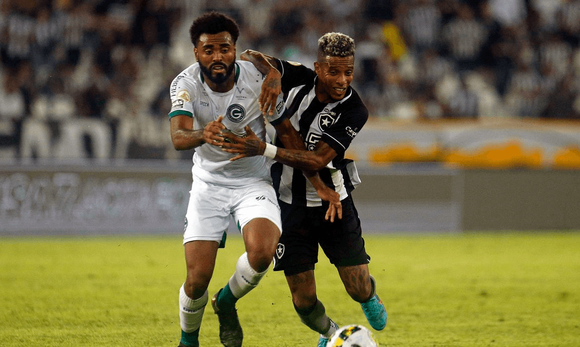 Pedro Raul decide e Goiás derrota Botafogo de virada no Brasileiro