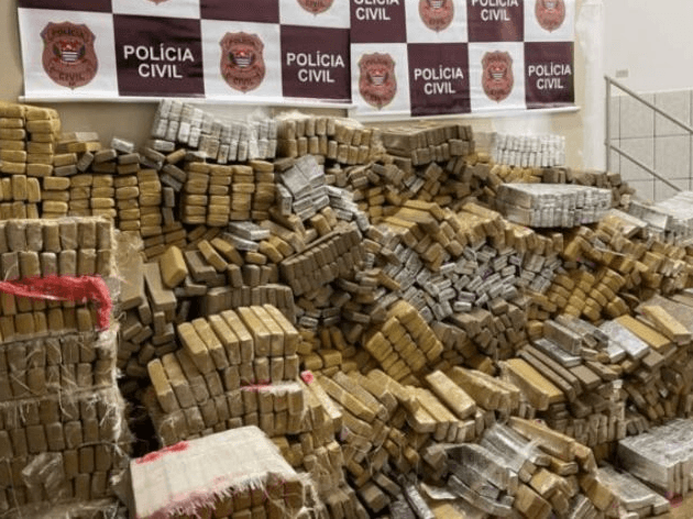 Dois tanques de um caminhão estavam cheios de droga.