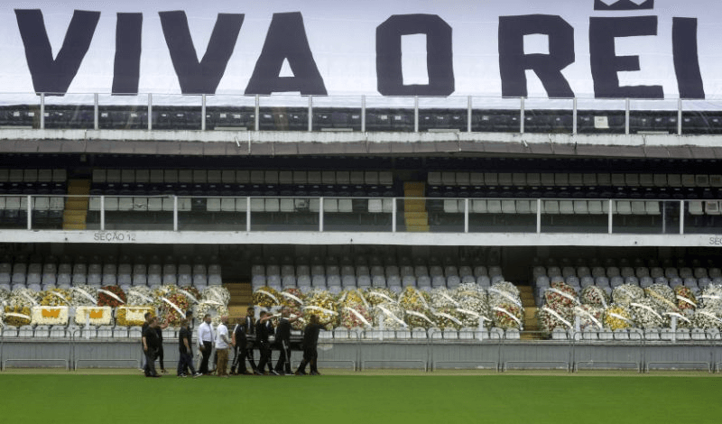 Caixão do Pelé sendo posicionado no gramado do estádio do Santos
