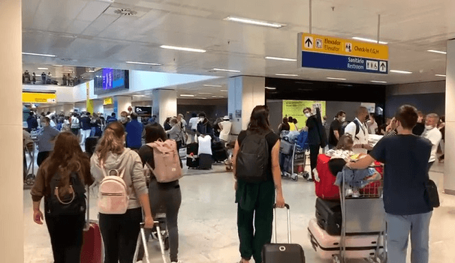 Desembarque confuso no Aeroporto de Guarulhos na espera do comprovante da vacina