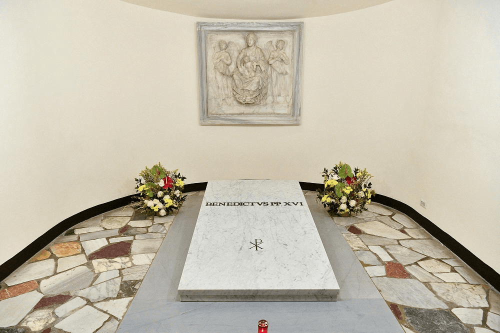 Caixão com o corpo de Bento XVI está em uma cripta na Basílica de São Pedro