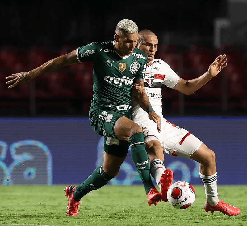 Rafael Navarro e Pablo Maia disputam a bola.