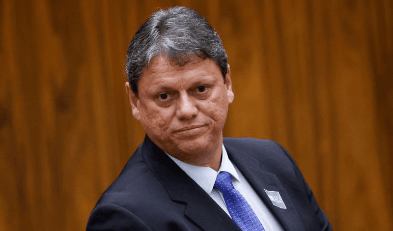 Tarcísio de Freitas promete homenagens do governo de SP a Pelé 