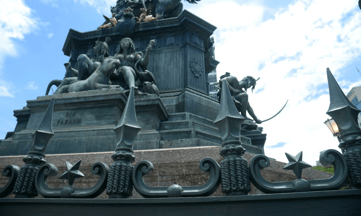Monumento de D. Pedro I é depredado no Rio de Janeiro