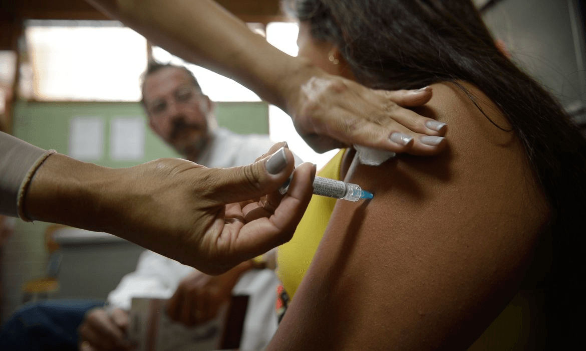 Especialistas indicam procurar um médico antes de tomar decisões com relação a saúde 