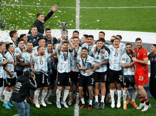 Argentinos comemoram com o troféu da Finalíssima 2022