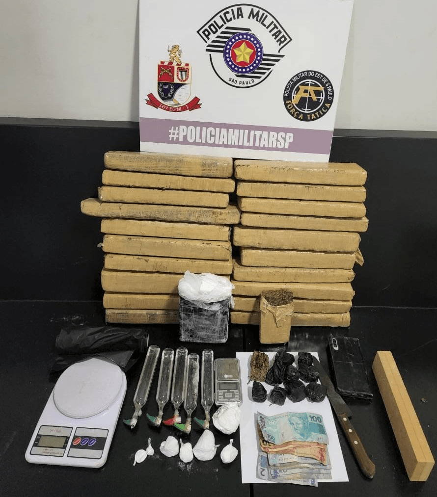 Os suspeitos estavam com 20 tijolos de maconha 