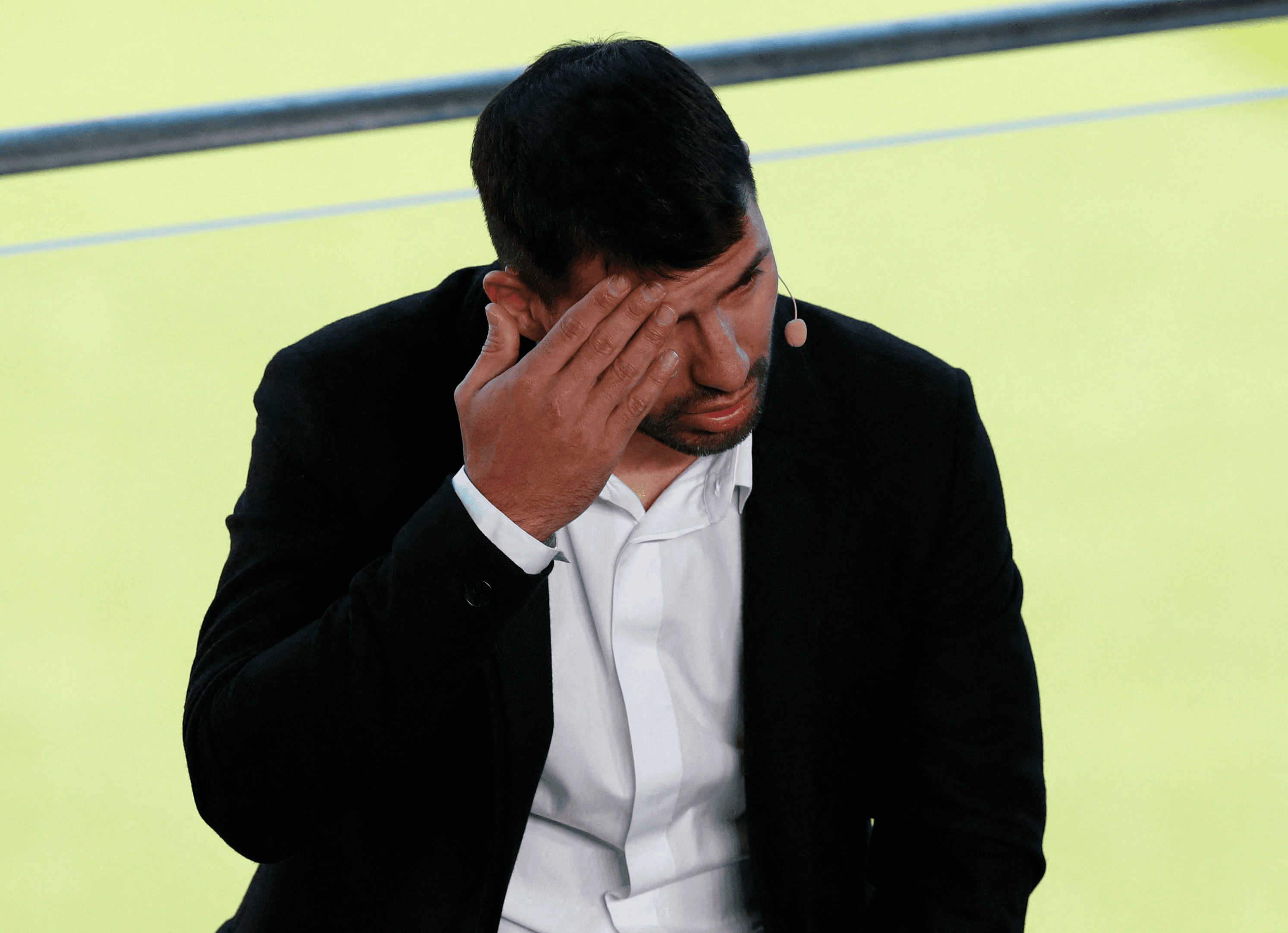 Agüero chora ao anunciar aposentadoria