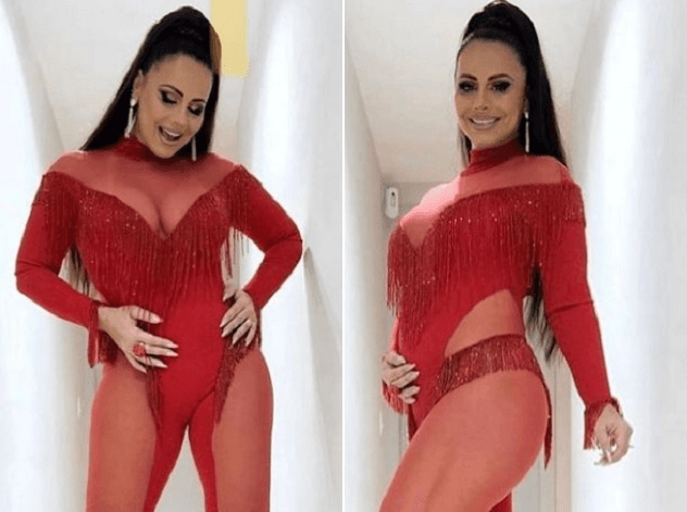 Viviane Araújo curte ensaio do Salgueiro grávida
