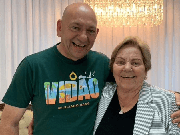 Regina Hang ao lado do filho, o empresário Luciano Hang