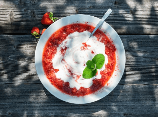 Sopa doce de morango com iogurte